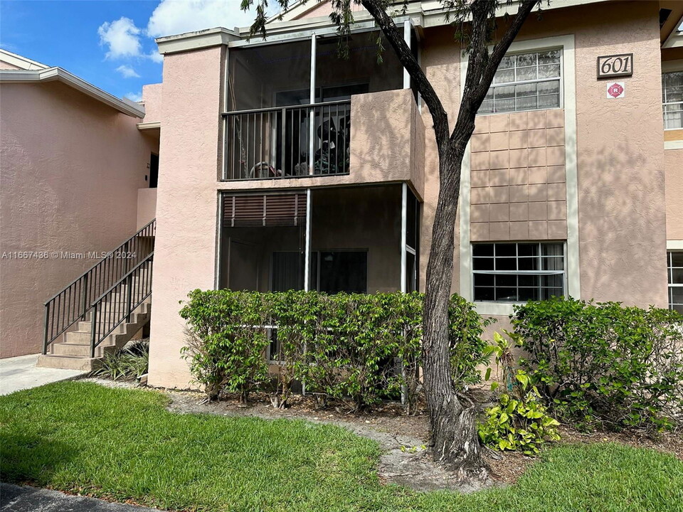 601 Cypress Lake Blvd in Pompano Beach, FL - Building Photo
