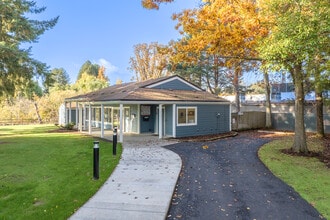 Aloha Park in Beaverton, OR - Foto de edificio - Building Photo