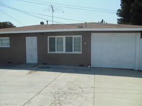 15627 Clark Ave in Bellflower, CA - Foto de edificio - Building Photo