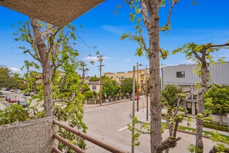11230 Peach Grove St, Unit 206 in North Hollywood, CA - Building Photo - Building Photo