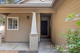 9954 W Sleepy Hollow Ln in Garden City, ID - Building Photo - Building Photo
