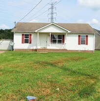 200 Rusty Dr in Oak Grove, KY - Building Photo