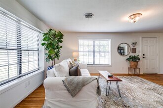 5415 Dartmouth Ave in River Oaks, TX - Foto de edificio - Building Photo