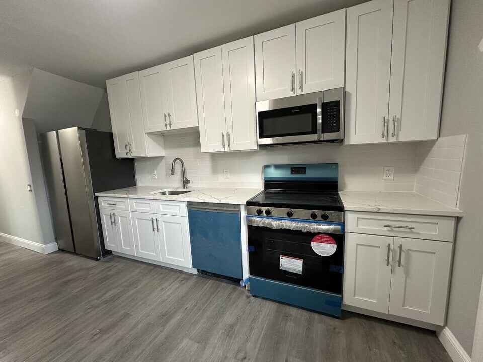 120 Raritan Ave in Highland Park, NJ - Building Photo