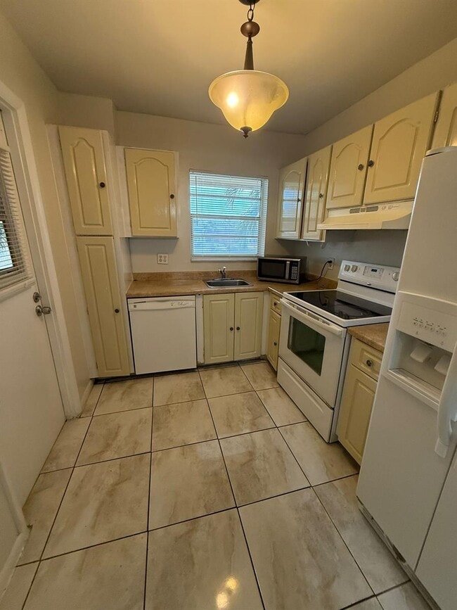 2060 NW 81st Ave in Pembroke Pines, FL - Building Photo - Building Photo