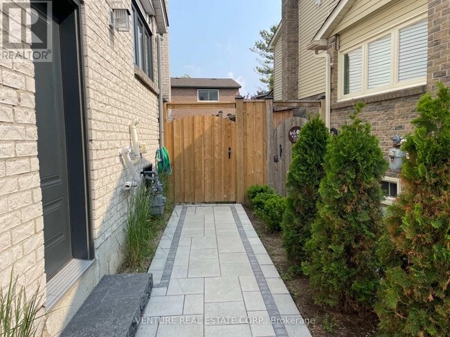 55 Batson Dr in Aurora, ON - Building Photo - Building Photo