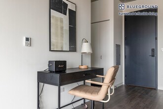 411 W Chicago Ave in Chicago, IL - Building Photo - Building Photo