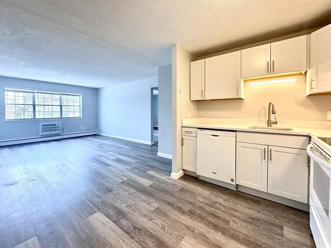 130 North St, Unit 5 in Newton, MA - Foto de edificio - Building Photo