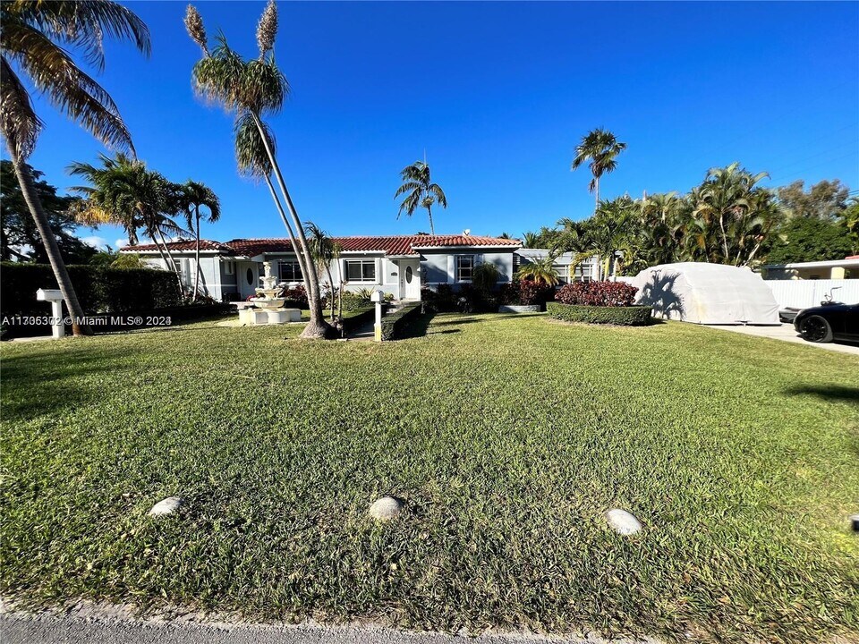 905 NE 111th St, Unit 905 in Biscayne Park, FL - Building Photo