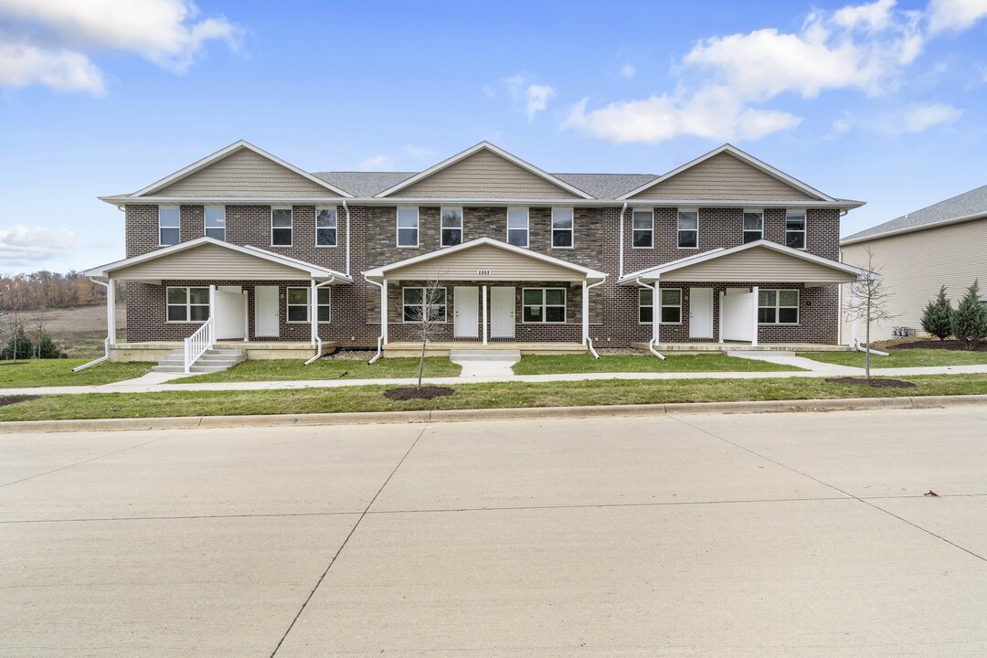 Cedar River Bluffs Townhomes in Cedar Rapids, IA - Building Photo