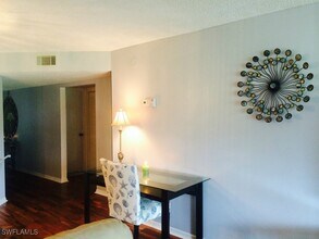 717 Landover Cir in Naples, FL - Foto de edificio - Building Photo