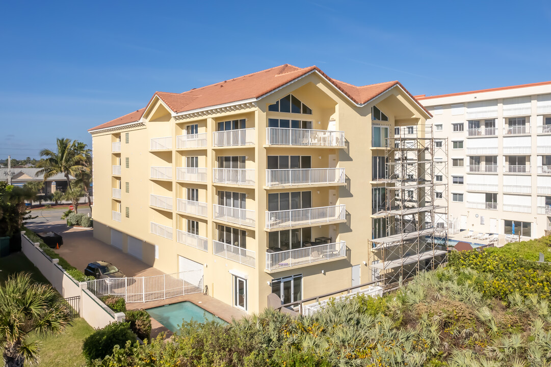 CLARIDGE OCEANFRONT in Indialantic, FL - Foto de edificio