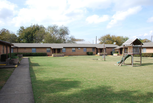 Shiloh Apartments in Cockrell Hill, TX - Foto de edificio - Building Photo