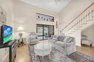 205 Deerwood Cir in Naples, FL - Foto de edificio - Building Photo