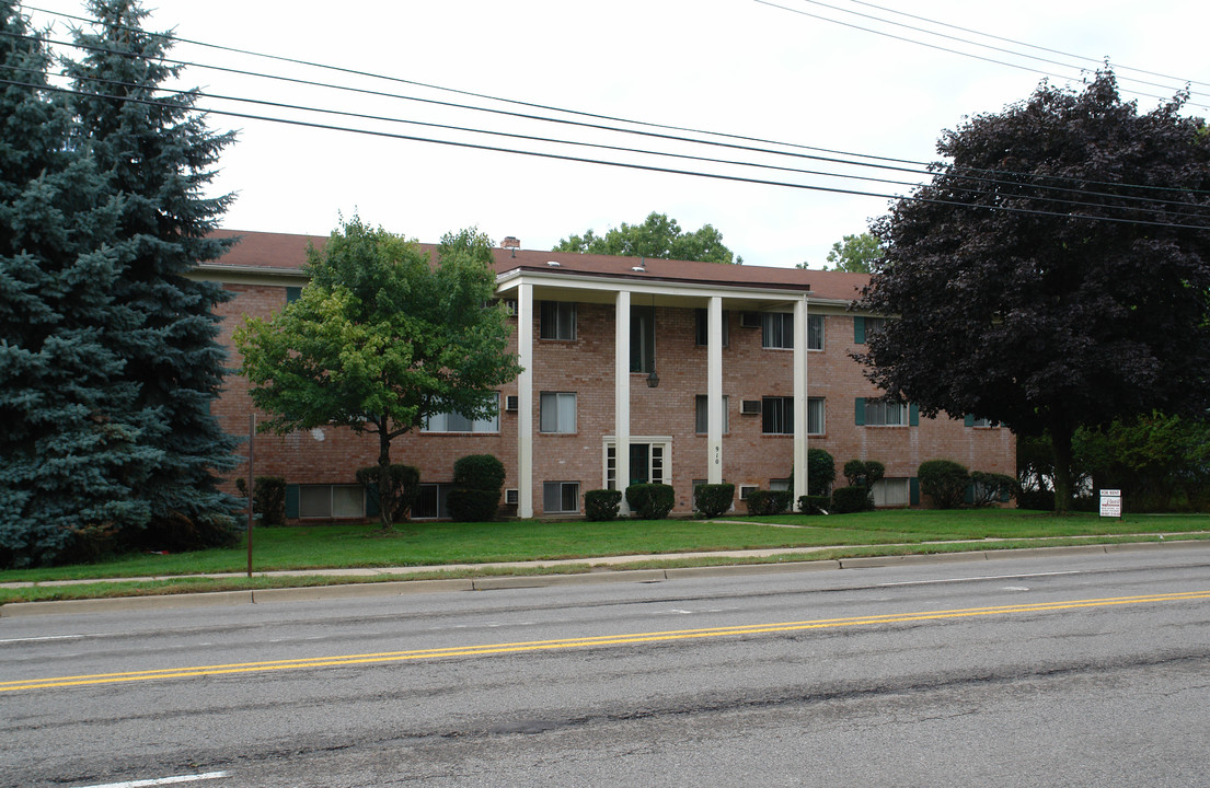 910 E. Jolly Rd. #1-12 in Lansing, MI - Building Photo