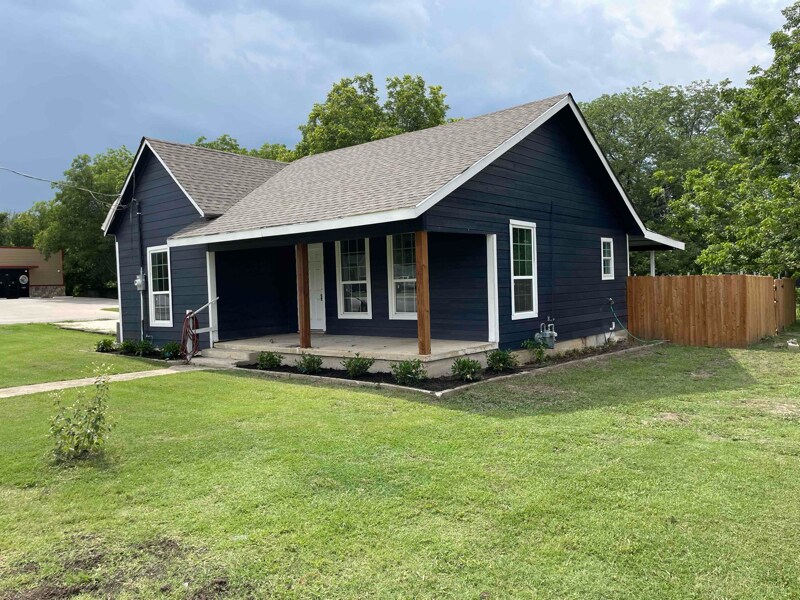 1215 W 5th St in Clifton, TX - Foto de edificio