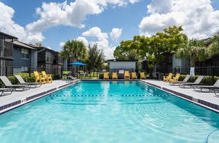 Royal Isles in Orlando, FL - Building Photo