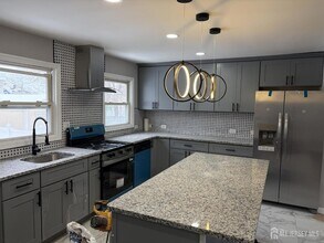 162 Holly St in Woodbridge Township, NJ - Foto de edificio - Building Photo