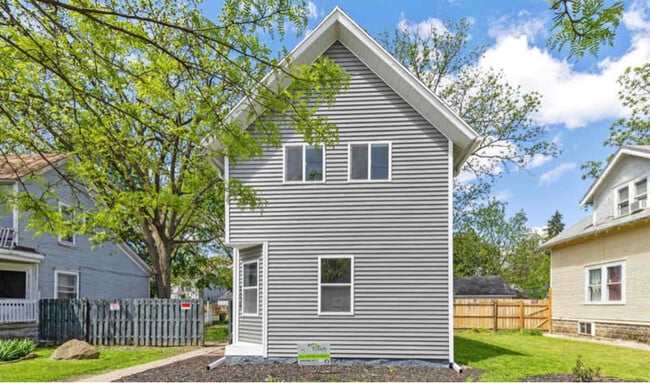1335 Broadway Ave NW in Grand Rapids, MI - Building Photo - Building Photo