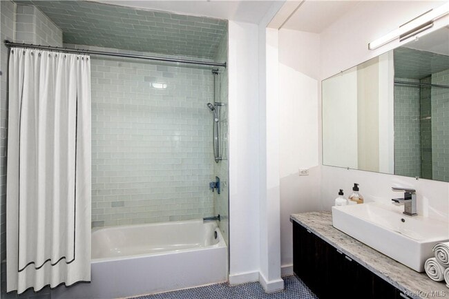 250 Central Park Ave in Hartsdale, NY - Building Photo - Building Photo