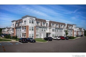 92-204 Circle Dr in Central Islip, NY - Foto de edificio - Building Photo