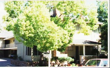 825 Cowper St in Palo Alto, CA - Building Photo - Building Photo