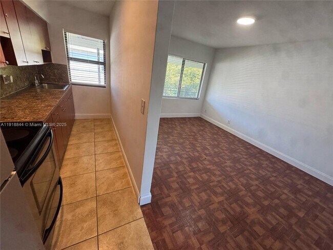 505 NE 82nd St in Miami, FL - Foto de edificio - Building Photo