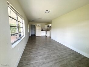 559 Wood Ave in Ft. Myers, FL - Building Photo - Building Photo