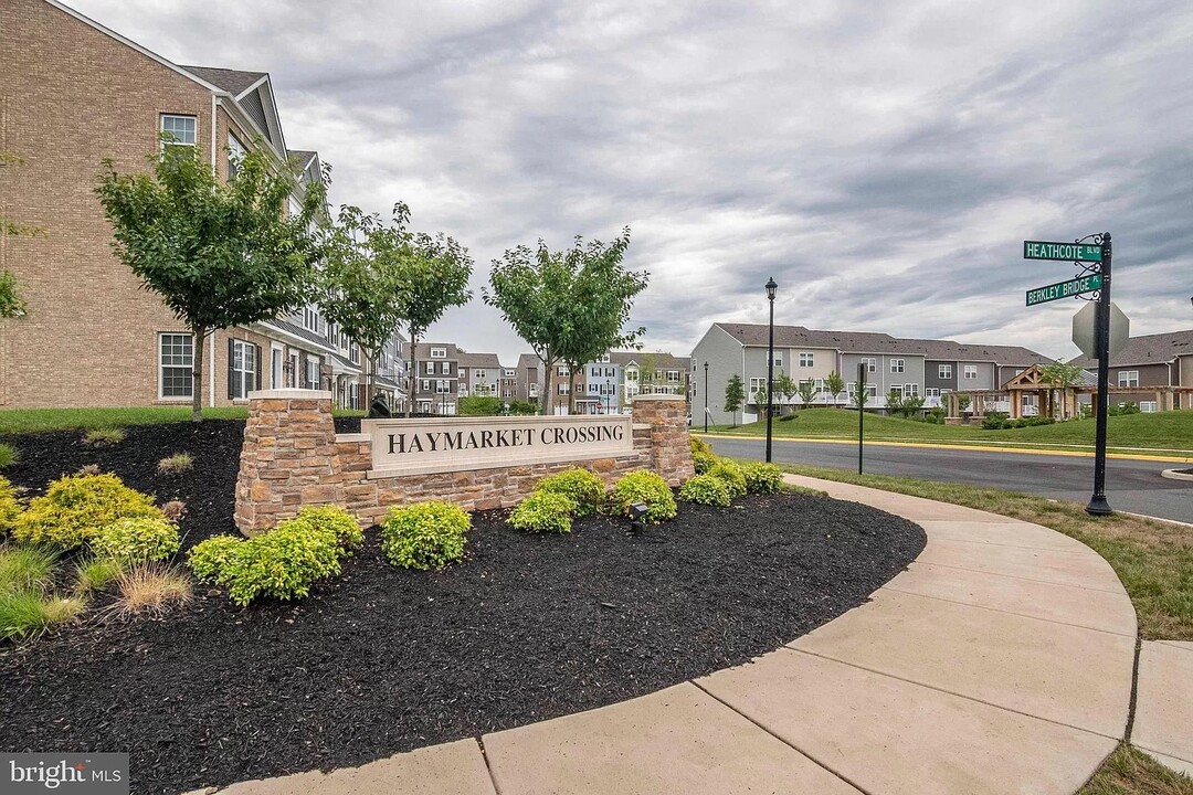 6002 Camerons Ferry Dr in Haymarket, VA - Foto de edificio