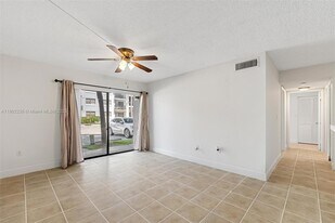 7200 NW 179th St in Hialeah, FL - Building Photo