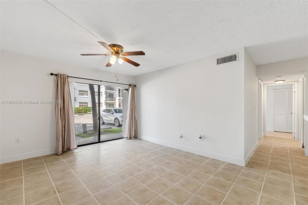 7200 NW 179th St in Hialeah, FL - Building Photo