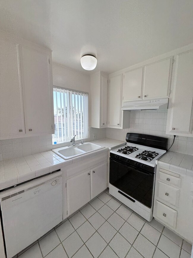 4432 Franklin Ave, Unit 8 in Los Angeles, CA - Building Photo - Building Photo