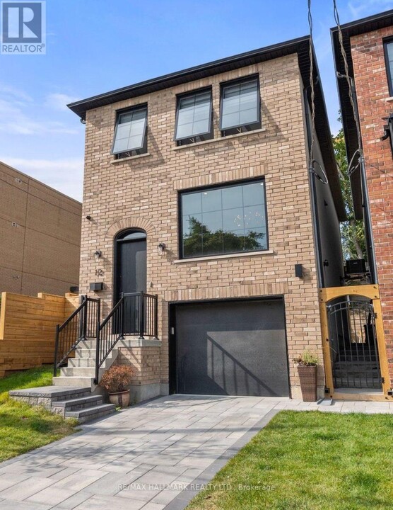 12 Glenside Ave in Toronto, ON - Building Photo