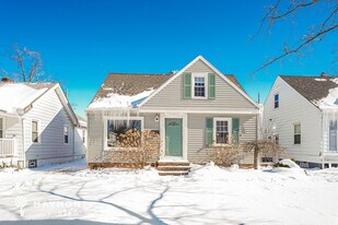 1557 Woodrow Ave, Unit 1CD in Mayfield Heights, OH - Building Photo