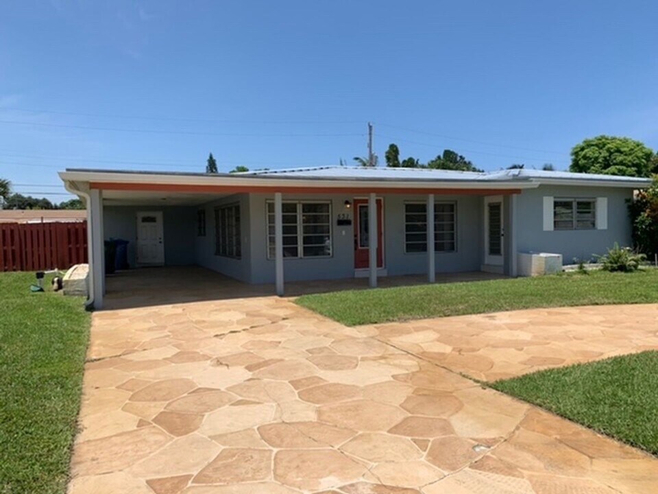 531 NW 38th St in Oakland Park, FL - Building Photo