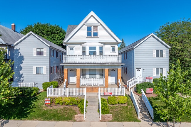 3373 N Oakland Ave in Milwaukee, WI - Foto de edificio - Building Photo