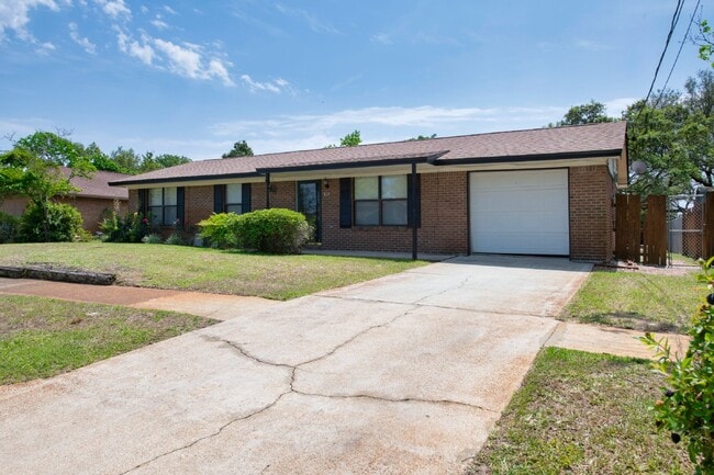 834 Boulevard De L'Orleans in Mary Esther, FL - Building Photo - Building Photo