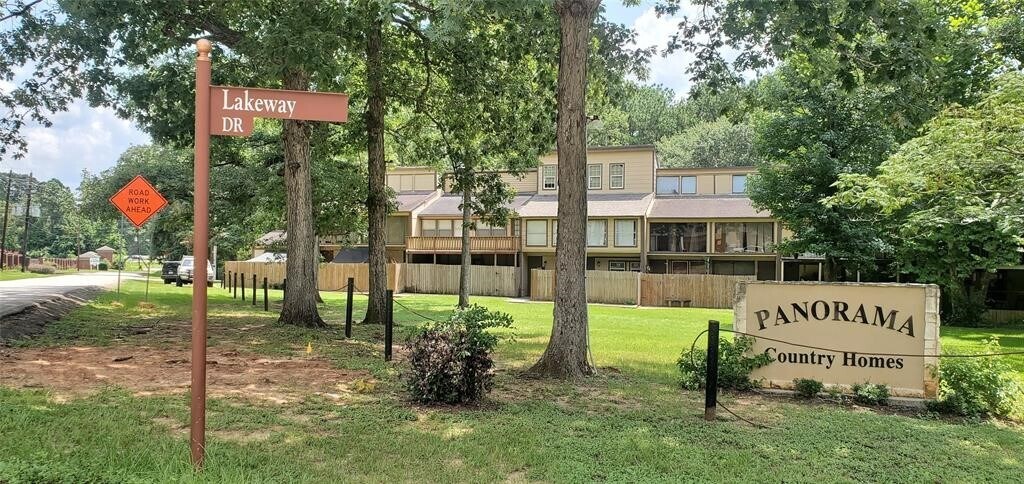 28 Lakeway St in Conroe, TX - Building Photo