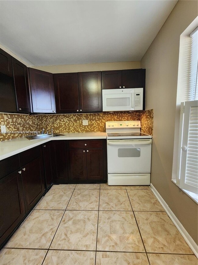 6020 NW 64th Ave in Tamarac, FL - Building Photo - Building Photo