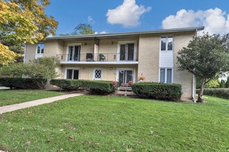 31 Green Oaks Dr in Crystal Lake, IL - Building Photo - Building Photo