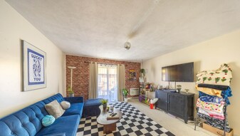 31 Westgate Rd, Unit 5 in Boston College, MA - Building Photo