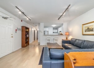 75 Crescent Rd in Toronto, ON - Building Photo - Building Photo