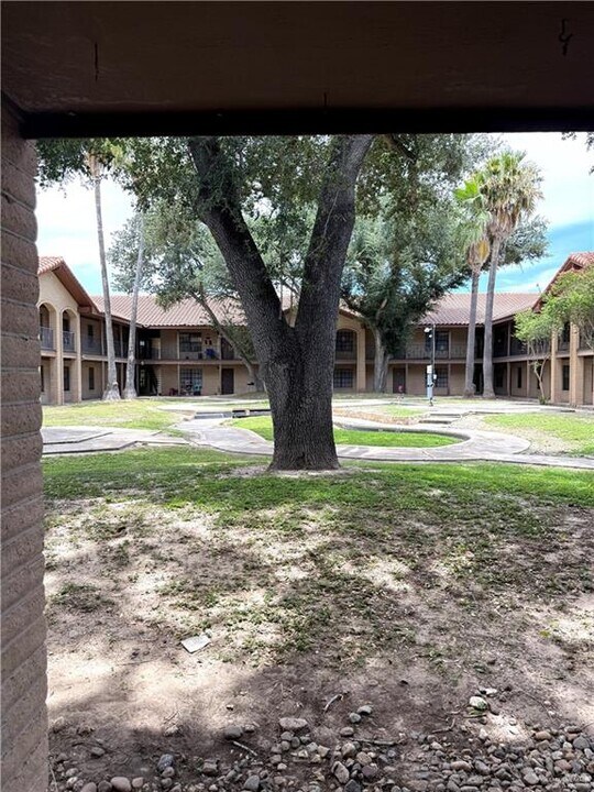 1921 S 8th St in McAllen, TX - Foto de edificio