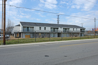 River Village Apartments in Nashville, TN - Building Photo - Building Photo