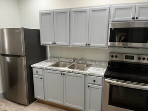 1914 W Wildwood Dr, Unit B in San Antonio, TX - Building Photo - Building Photo