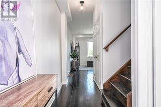 26 Madonna Dr in Hamilton, ON - Building Photo - Building Photo