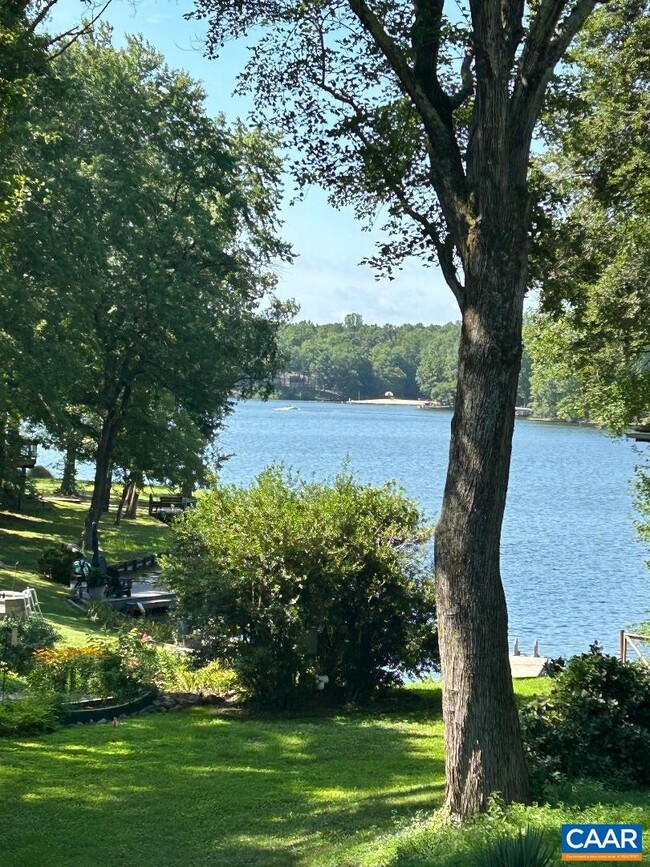 property at 2 Pineknoll Cir
