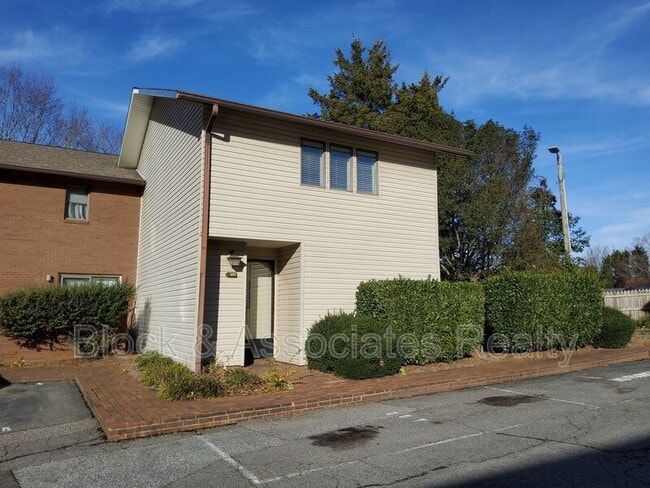 property at 207 Forest View Ct