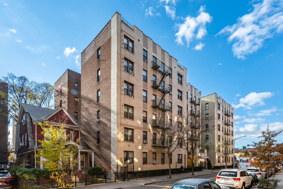 4018 Hampton St in Elmhurst, NY - Building Photo