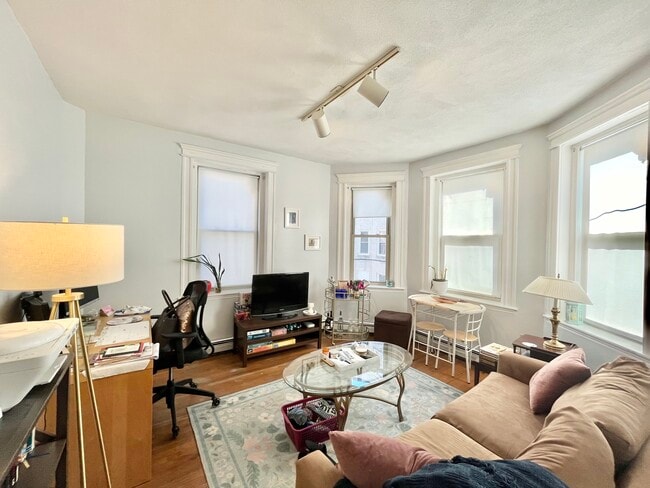 9 Colborne Rd, Unit 9 in Boston, MA - Building Photo - Building Photo